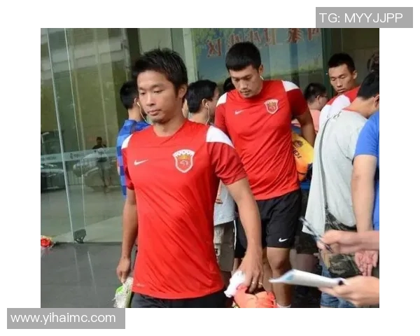 中国足球圈与全球足坛踢球的邝姓球员全解析